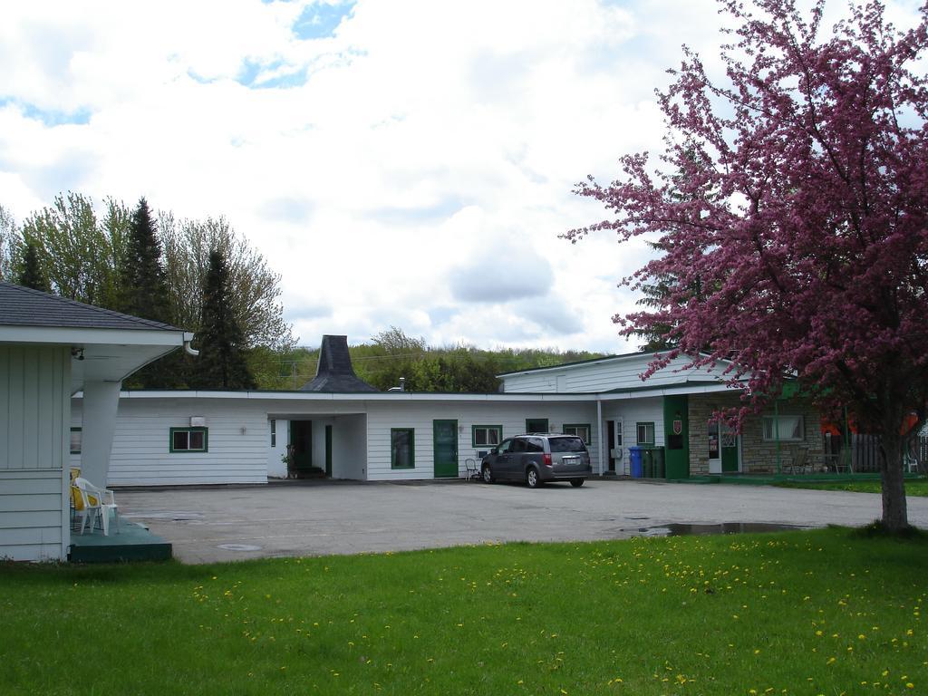 Motel Belair Rigaud Екстер'єр фото